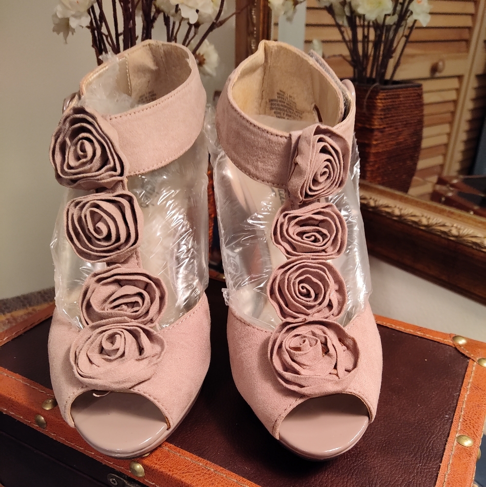 Super cute blush open toe heels